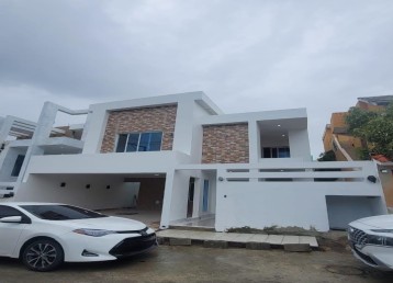 Casa con Fachada Moderna