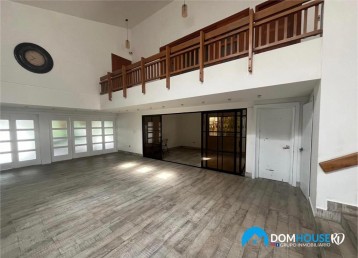Casa en alquiler con excelente ubicación